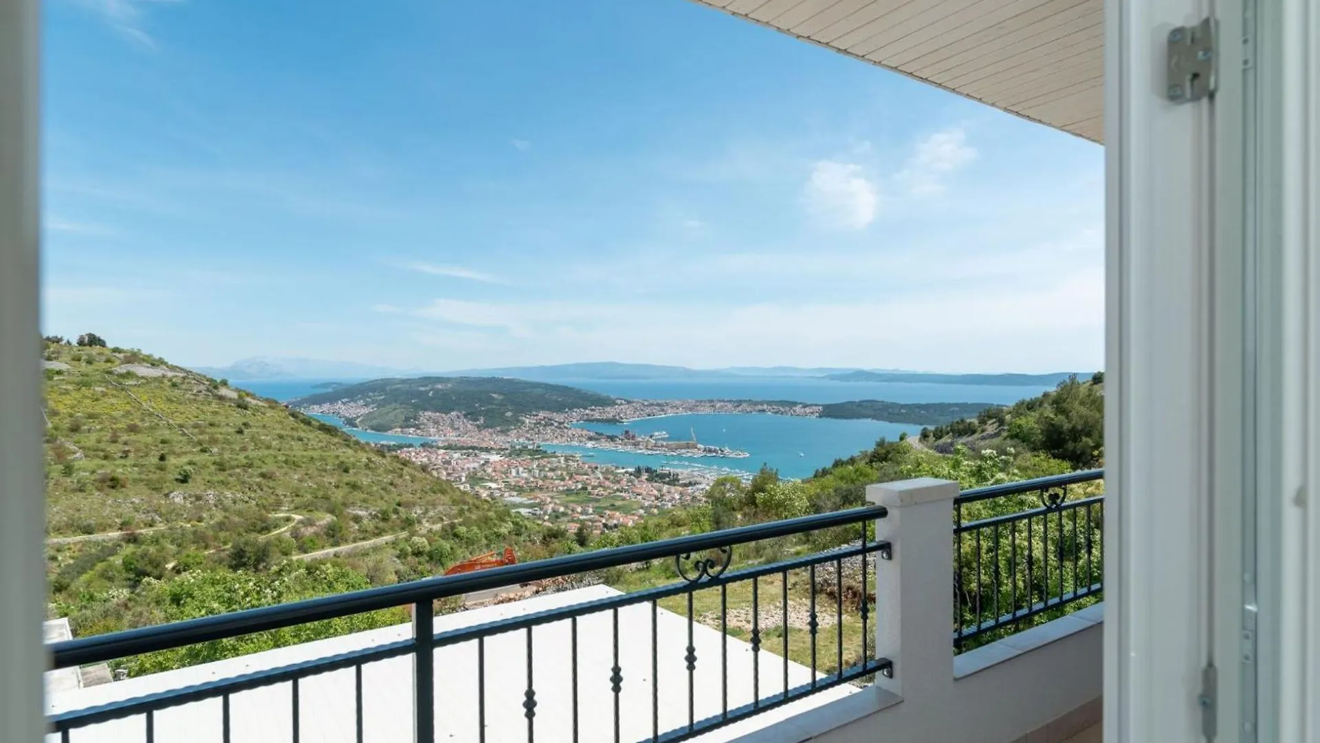 Hillside Villa In Trogir With Pool, Terrace, And Stunning City View 0*,